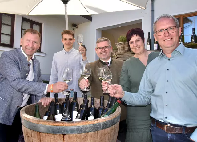 ÖVP-Bürgermeister Stefan Lang, ÖVP-Landesrat Ludwig Schleritzko beim Weingut Breitenfelder in Kleinriedenthal Harald, Michaela
 | Foto: Herbert Schleich