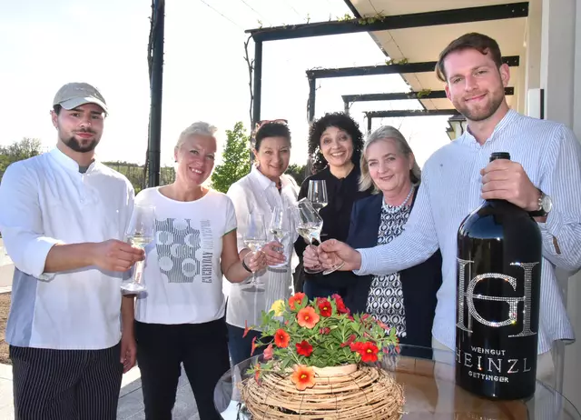 Weingut Heinzl schenkt aus. | Foto: Herbert Schleich