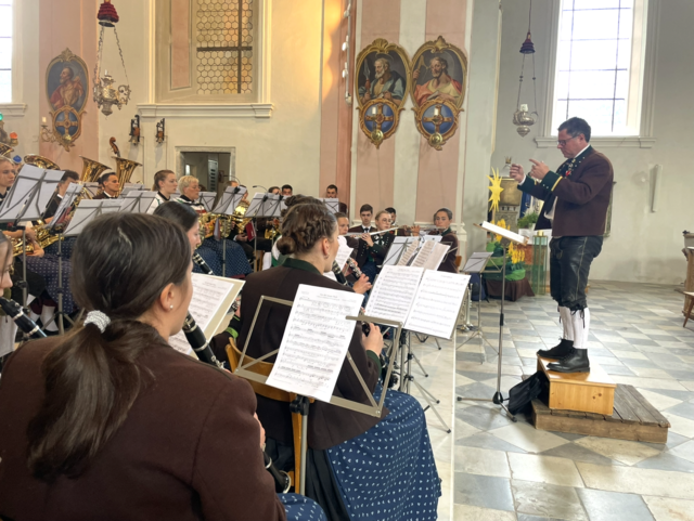 Telfes: Unter der Leitung von Kapellmeister Andreas Töchterle beeindruckte die Musikkapelle Telfes mit außergewöhnlichen Werken. | Foto: Michaela Mair