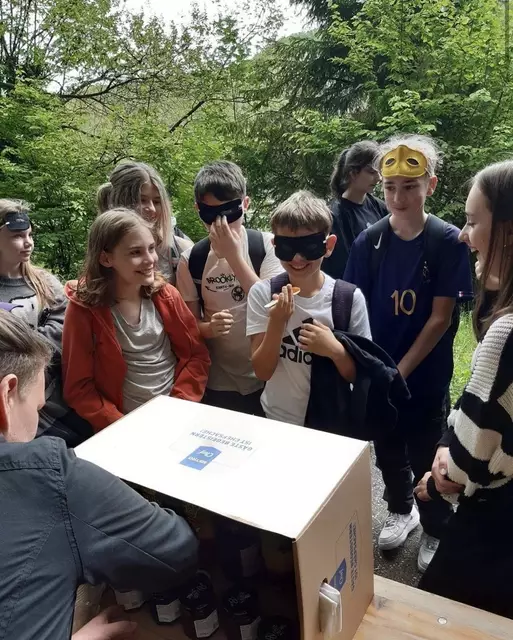 v.l.: Loreley, Konstantin, Johanna, Lukas, Amar, Buglem, Leonard und Mia erschmeckten bei dieser Station Marmeladen und Säfte. | Foto: Grafenauer