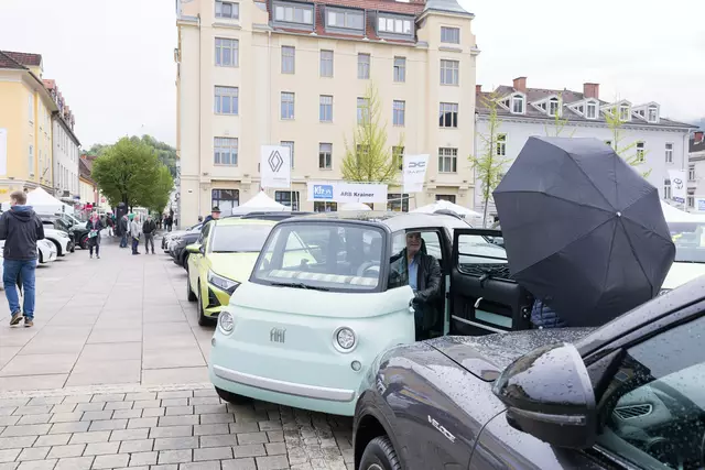 Die wahren Autofreunde lassen sich auch vom Regen nicht irritieren. | Foto: Martin Meieregger