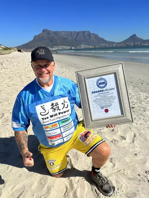 Franz Müllner mit der Urkunde zu seinem 60. Weltrekord, den er in Kapstadt (Südafrika) aufgestellt hat. | Foto: Closeprotection.at 