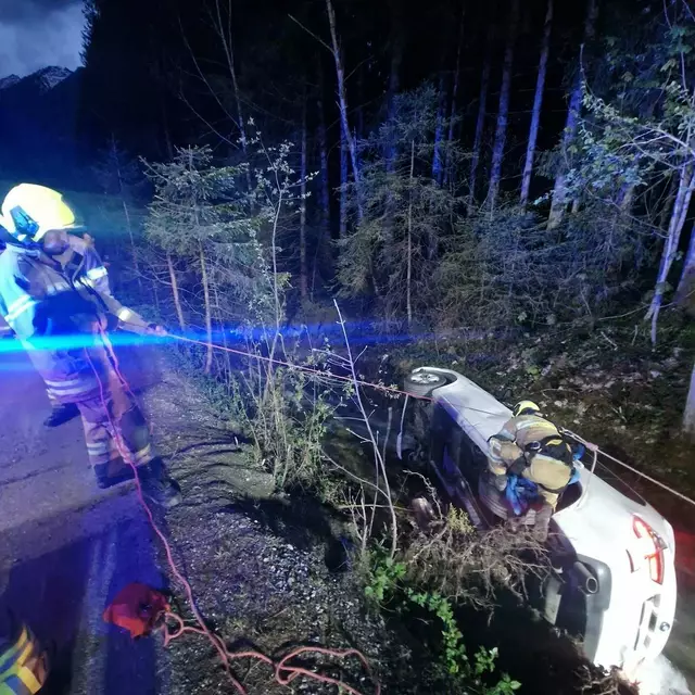 Nach einem Verkehrsunfall Sonntagabend waren die Freiwillige Feuerwehr Neukirchen sowie das Rüstlöschfahrzeug mit Kran der Freiwilligen Feuerwehr Zell am See im Einsatz. | Foto: Freiwillige Feuerwehr Neukirchen am Großvenediger