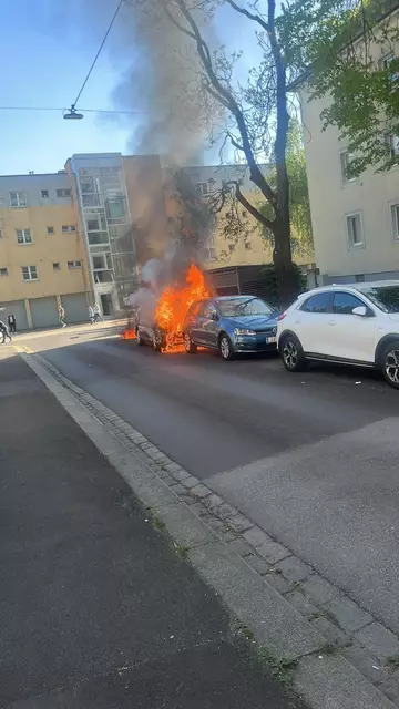 An der Kreuzung Haidgattern und Flötzerweg brach heute aus noch ungeklärter Ursache ein Brand in einem geparkten Auto aus. Ein zweites Fahrzeug wurde ebenfalls schwer beschädigt. | Foto: Team Fotokerschi