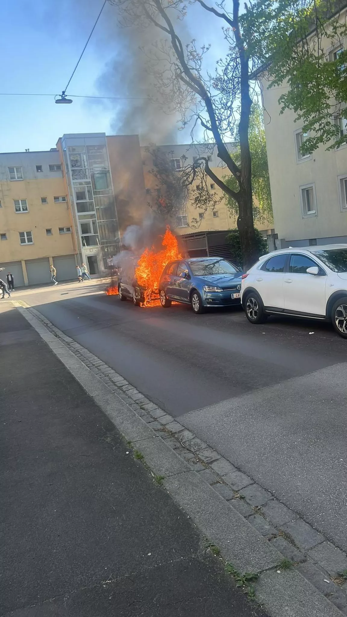 Parkendes Auto begann plötzlich zu brennen