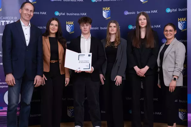 Das Projektteam mit Auftraggeberin von der KTH | Foto: HAK Spittal