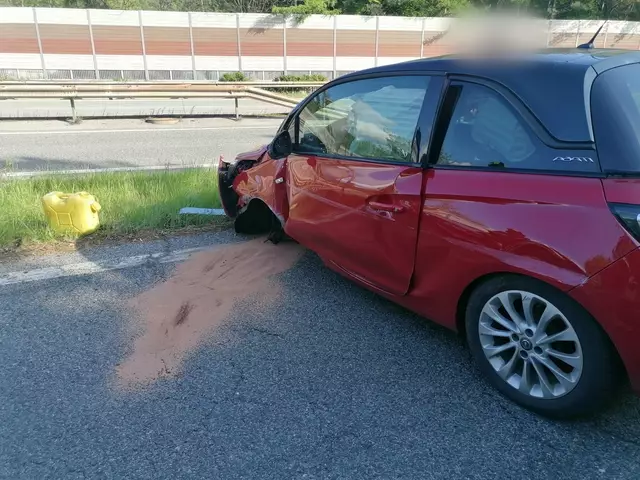 Die Lenkerin wurde beim Unfall verletzt. | Foto: Feuerwehr Wernberg