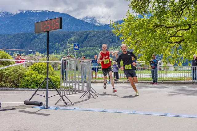 Starker Zieleinlauf mit bekannten Namen: Florian Zeisler (li.) und Daniel Peer | Foto: Paul Weber