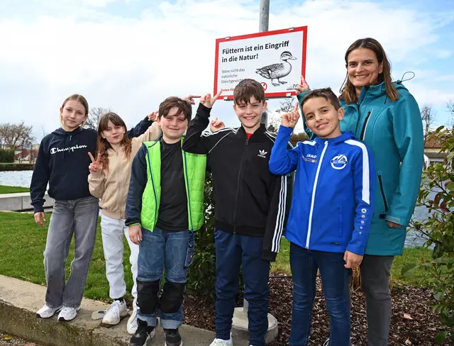Die Kinder machen aufmerksam, dass das Entenfüttern nicht erlaubt ist. | Foto: Foto: Hohenegger