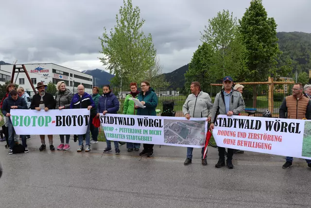 Gut 60 Menschen waren am Freitagnachmittag zur Demonstration der Wörgler Grünen gekommen, um ein Zeichen gegen die Rodung des Stadtwaldes zu setzen. | Foto: Nimpf