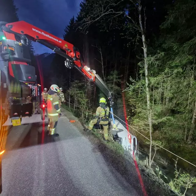 Mithilfe eines Abschleppunternehmens bargen die Einsatzkräfte der Freiwilligen Feuerwehr Neukirchen das verunfallte Fahrzeug aus dem Bachbett. | Foto: Freiwillige Feuerwehr Neukirchen am Großvenediger