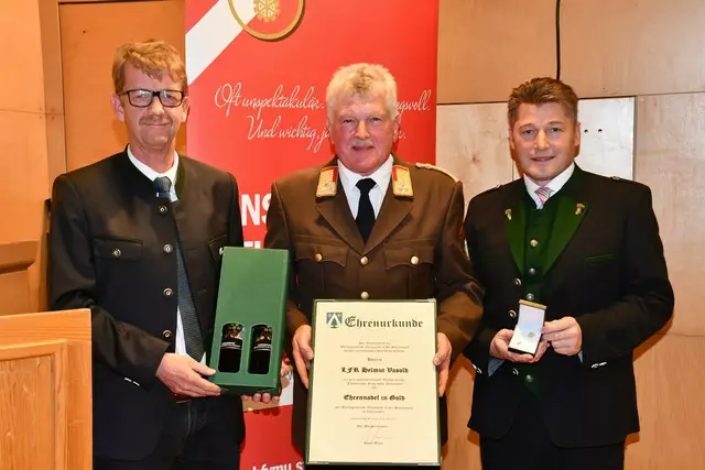 Ehrung von der Marktgemeinde Neumarkt mit der Ehrennadel in Gold, v.l. Vizebgm. Gerhard Hörmann, LFR Helmut Vasold und Bgm. Josef Maier. | Foto: Anita Galler