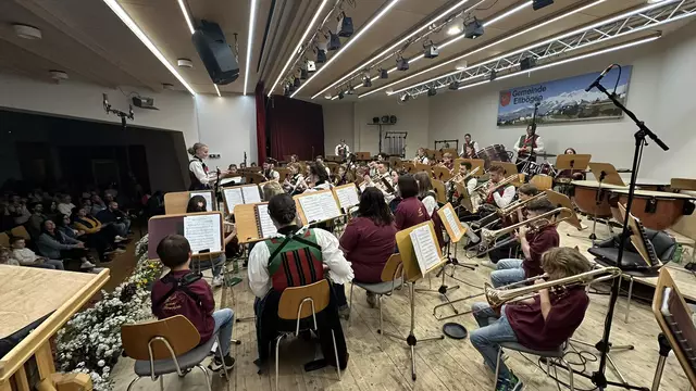 Ellbögen: Der erste Auftritt der neu formierten Ellbögener Jungmusik war ein voller Erfolg. | Foto: Michaela Mair
