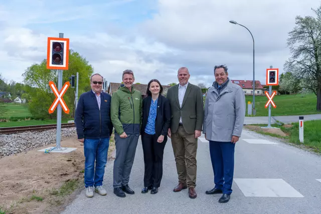 Bürgermeister Peter Höbarth, NÖVOG-Geschäftsführer Wolfgang Schroll, LAbg. Anja Scherzer in Vertretung von LH-Stv. Udo Landbauer, NÖVOG-Geschäftsführer Michael Hasenöhrl und NÖ Straßenbaudirektor Josef Decker beim Lokalaugenschein in St. Martin. | Foto: NB/Bollwein