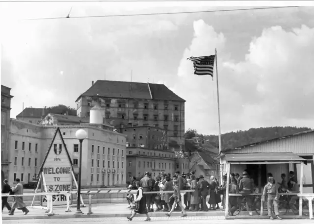 Ausweiskontrolle der US-Amerikaner auf der Nibelungengbrücke am Checkpoint vor dem Betreten der US-Besatzungszone im Zentrum von Linz südlich der Donau – im Hintergrund das Schloss. | Foto: Franz Michalek, zur Verfügung gestellt von OÖLA, Allgemeine Fotosammlung