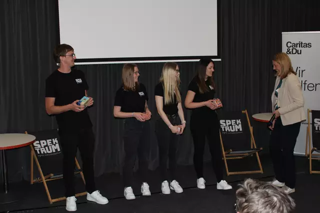 Eine kleine süße Anerkennung von der Caritas-Direktorin an das Team des JUZ Spektrum | Foto: Helga Gößwellner