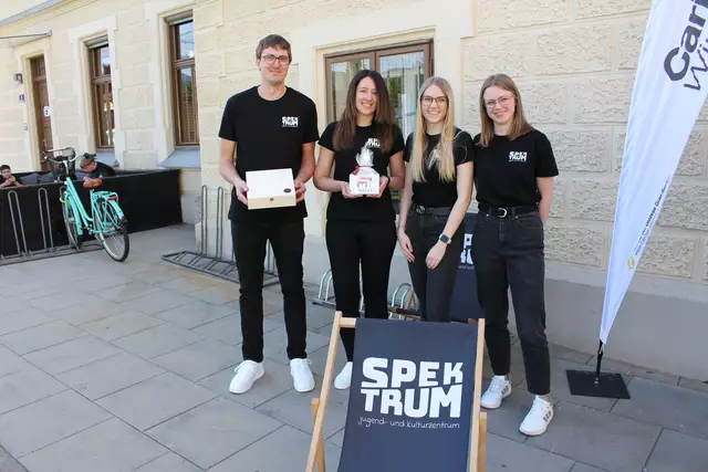 Unterstützt und betreut werden die Jugendlichen durch ein vierköpfiges Team, bestehend aus dem JUZ-Leiter Daniel Ruderes sowie Nathalie Hoffmann, Sarah Haindler und Mira Bodner (v. l.). | Foto: Helga Gößwellner