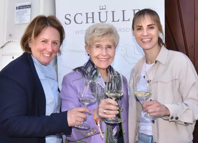 Prost bei herrlichem Frühlingswetter mit Kerstin Schüller und Marianne Lembacher. | Foto: Herbert Schleich