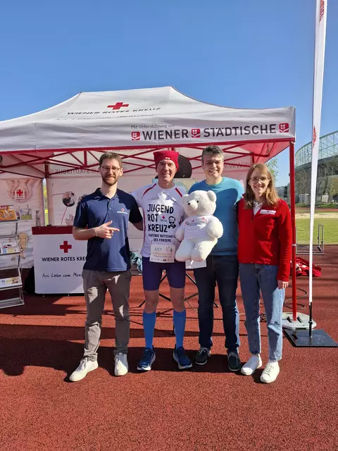 Michael Dorfstätter (2.v.l.) beim Friedenslauf. | Foto: zVg