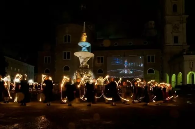Fackeltanz beim Fest zur Festspieleröffnung im Jahr 2012. Im Bild: Die Tänzer mit kreisenden Fackeln, im Hintergrund der beleuchtete Residenzbrunnen.
 | Foto: Wolfgang R. Fürst