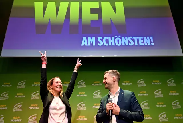 Bei den beiden Grünen Parteichefs Judith Pühringer und Peter Kraus war die Freude über das Wahlergebnis groß. Sie hoffen auf eine Regierungsbeteiligung. | Foto:  ROLAND SCHLAGER / APA / picturedesk.com