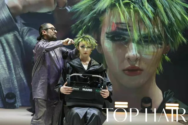 Der Salzburger Haarkünstler Mario Krankl bei seiner Show in Düsseldorf. | Foto: Thomas Fedra