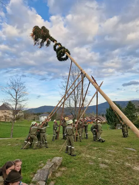 Bei der Landjugend Pisweg wird das Maibaumaufstellen mit weiteren regionalen Vereinen zelebriert | Foto: LJ Pisweg