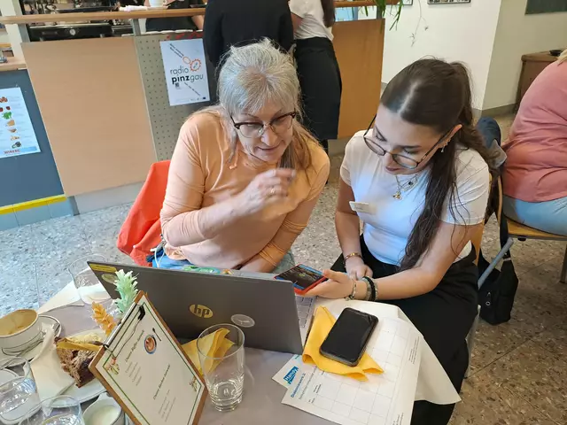 Schüler unterstützten bei Technik-Fragen. | Foto: Diakoniewerk