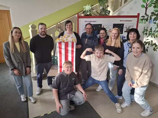 Ajgul Sejdoska, Patrick Glanz, Gabriele Ofner, Reinhard Kettner, Veronika Kornfeld-Schandl, Marie-Christin Rapp, Hedwig Jordan und vorne Andreas Sauer, Leander Schwarz, Anika Städtner  | Foto: Mittelschule Hadres