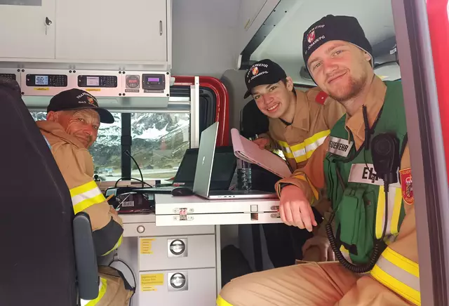 Die Einsatzstab-Mitglieder koordinieren mittels Monitoren die Übung. | Foto: Brigitte Krämer