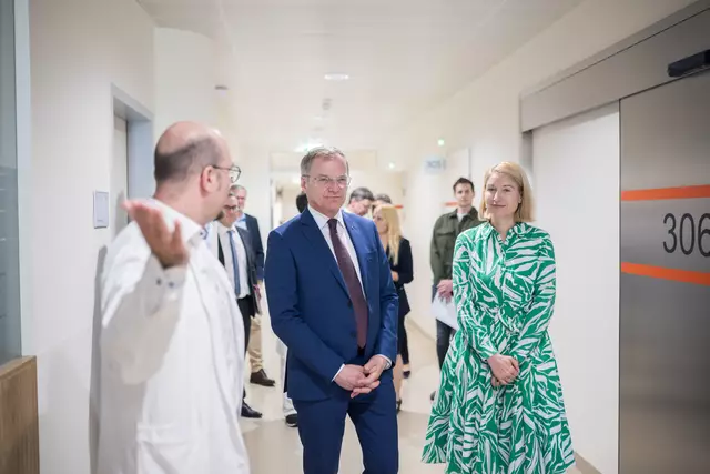 Landeshauptmann Thomas Stelzer (Mitte) und Gesundheitsreferentin LH-Stv. Christine Haberlander (r.) besichtigen die generalsanierten Bauteile A und B des Kepler Universitätsklinikums. | Foto: Land OÖ/Mayrhofer