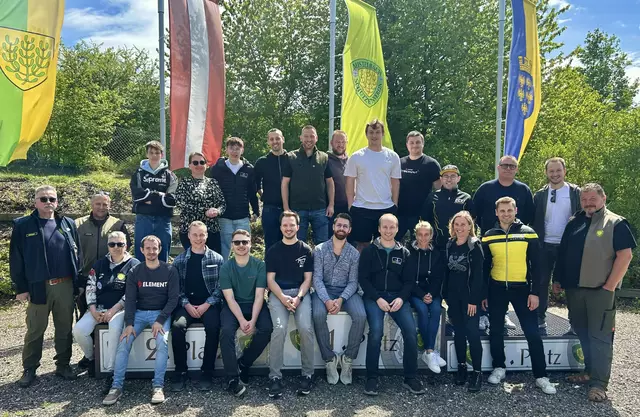 Die Instruktoren Rudi Hutterer, Rudi Dorn, Alex Hutterer und die Gäste – sitzend vorne Patrik Müllner, Christoph Schaumberger, Michael Kremsmair, Christoph Salmhofer, Clemens Stübler, Bernhard Schaumberger, Viktoria Leeb, Julia Steinmaurer, Günter Leeb, stehend dahinter - Matthias Waldl, Ulrike Schmidt, Leon Karlsberger, Christian Leonhardsberger, Florian Pokorny, Thomas Hametinger, Lukas Sieberer, Patrick Schisser, Stefan Altmaninger, Harald Puster, Tobias Huemer und Oberschützenmeister Josef Kohzina. | Foto: Schützenverein-Mistelbach