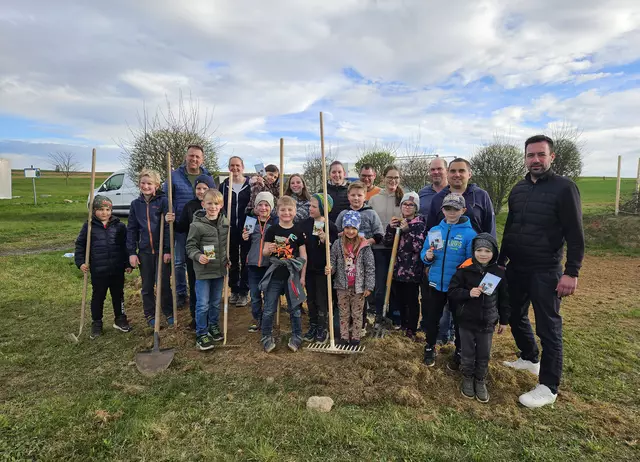 FF-Kommandant Jürgen Stundner und Bürgermeister Andreas Straßer gratulierten allen Beteiligten zur tollen Umsetzung des Wildbienen-Projekts. | Foto: Marktgemeinde Echsenbach