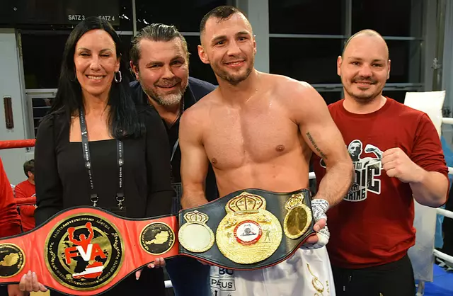 Edin Avdic mit seinem BC Steinadler Trainer Manuel Schwarzl (re.): | Foto: Schwaighofer