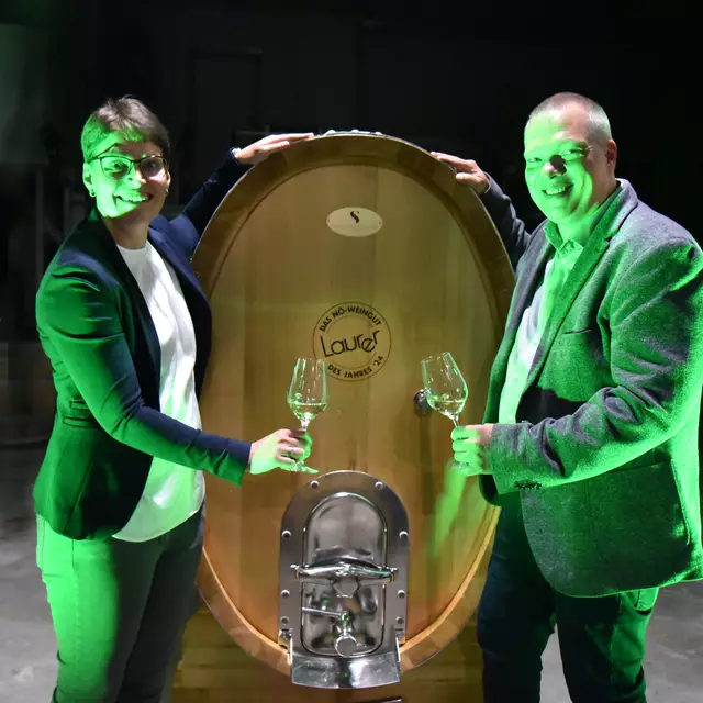 Weinfass zur Erinnerung an NÖ Winzerbetrieb des Jahres 2024 - Petra und Markus Laurer.
 | Foto: Herbert Schleich
