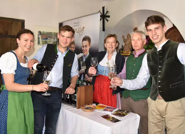 Viel los war auch in Platt Nusswald`l Kellergasse bei Familienweingut Honsig   
 | Foto: Herbert Schleich