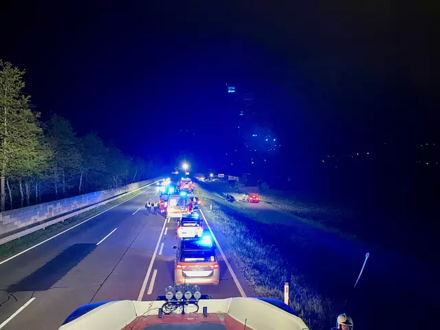 Nach der Versorgung der Verletzten sowie der Unfallaufnahme durch die Polizei wurden die ausgetretenen Betriebsmittel gebunden und die Fahrbahn gereinigt.  | Foto: Feuerwehr Grafendorf
