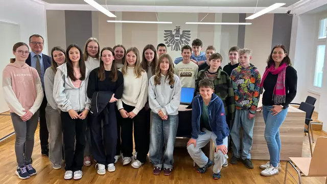 Die 4B Klasse im Gerichtssaal mit Bezirksrichter Markus Pischinger (2.von links) und Geschichtelehrerin Elisabeth Gollhofer-Egger (rechts) | Foto: Sportmittelschule Waidhofen
