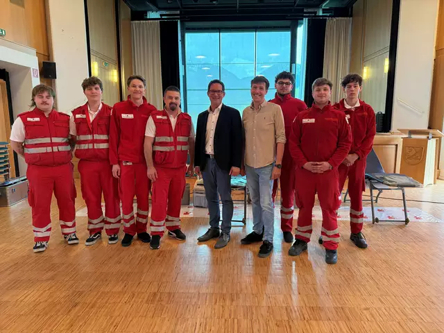 Ronny Rull und Christian Enzi mit dem Team des Roten Kreuzes  | Foto: ÖVPClub
