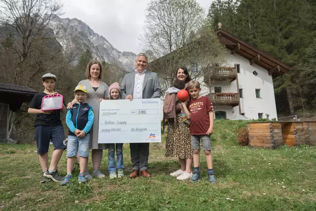 Vlnr.: Melanie Kranawendter (freiwillige Mitarbeiterin Badhaus Leogang), Oliver Mitterlechner (dm Gebietsmanager) und Marcella Ståberg (Projektleitung Badhaus Leogang) mit den Kindern aus der Nachmittagsbetreuung. | Foto: dm/Wolfgang Lienbacher