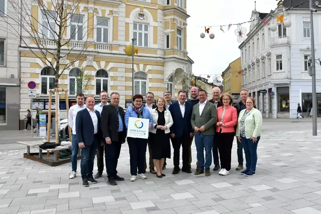 Bgm. Perter Ebner; Bgm. Friedrich Pallinger; Bgm. Michaela Hinterholzer; Bgm. a.D. Sabine Dorner-Leyerer; Bgm. a.D. Johann Bachinger; Bgm. Christian Haberhauer; Bgm. Maria Kogler; AL Rosemarie Demel; (hinten) AL Patrick Kreuzer; RB Clemens Griessenberger; Bgm. Klaus Nagelhofer; AL Anton Spreitz; RB Stephan Schachinger; Bgm. Johann Weingartner; AL Michael Schuller | Foto: Dorf- & Stadterneuerung