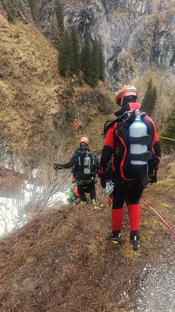 Wasserretter mit schwerer Ausrüstung beim Abseilen in die steile Schlucht. | Foto: Brigitte Krämer