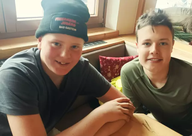 Zwei der Statisten von der Feuerwehrjugend Bad Gastein.  | Foto: Brigitte Krämer