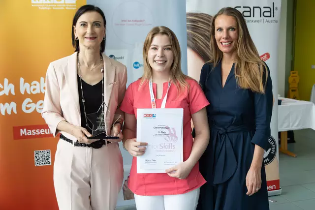 Fachgruppengeschäftsführerin Monika Nowotny, Clara Penninger, Landesinnungsmeisterin Eva Danner-Parzer (von links)

 
 | Foto: Cityfoto.at