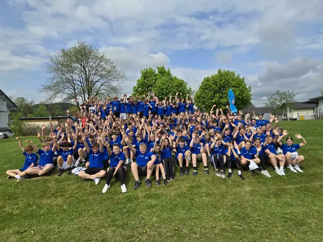 Die Schülerinnen und Schüler sowie Lehrerenden der MINT Mittelschule St. Paul beteiligten sich engagiert am Benefizlauf „Rollende Engel Run“. | Foto: Privat
