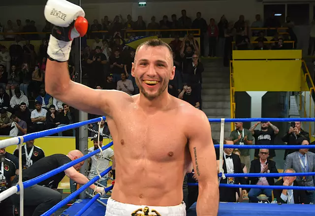 Edin Avdic gewinnt in der voll besetzten Leitgebhalle seinen elften Profikampf. | Foto: Schwaighofer