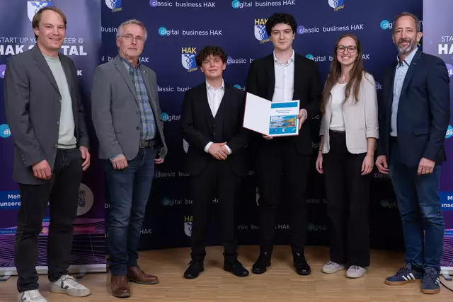 Das Projekt-Team der Classic Business HAK "Regional im Tal" mit ihren Auftraggebern | Foto: HAK Spittal