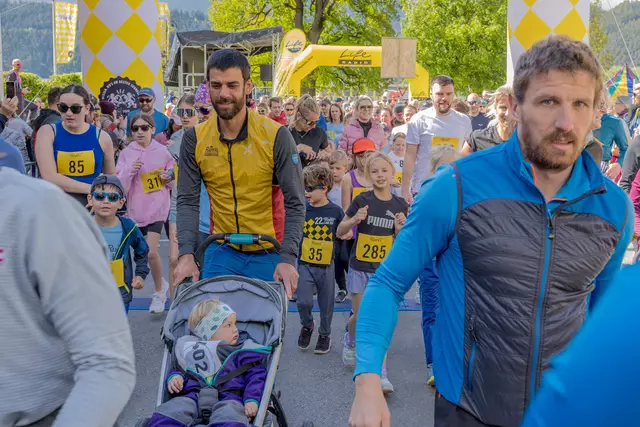 Eine endlos lange Läuferschlange wälzte sich vom Start weg über die verschiedenen Distanzen. | Foto: Paul Weber