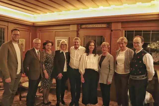 Die Vereinsleitung: (v.l.) Patrick Larcher ( Obmannstv.), Dr.Karl-Heinz Künzel ( Medien ), Doris Leitner ( Kassiererinstv.), Elisabeth Eller ( Noten-und Kleiderarchivarin), Ing.Michael Werhonik ( Obmann ), Petra Kargruber-Gratner ( Kassierin), Heidi Holzmann ( Noten – und Kleiderarchivarin ), Margareta Mair ( Schriftführerin ), Josef Auer ( Chronist ) | Foto: Chor – und Orchesterverein Steinach