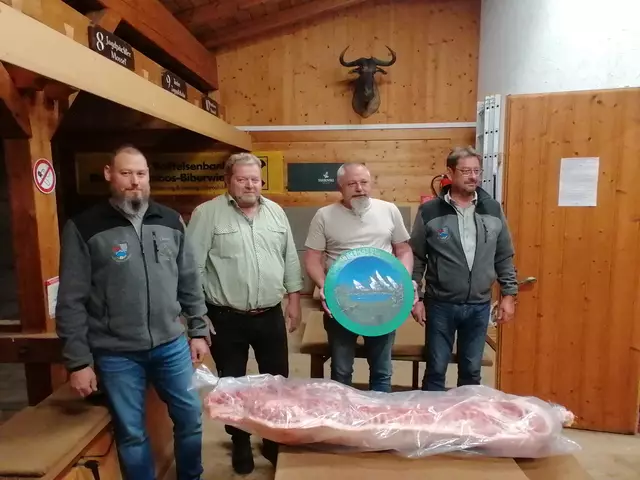 v.l.:  1. Schützenmeister Franz Falbesoner jun., Josef Keller Gewinner der halben Sau, Günther Holzer Gewinner der Ehrenscheibe und Oberschützenmeister Karl Bader. | Foto: SG Ehrwald